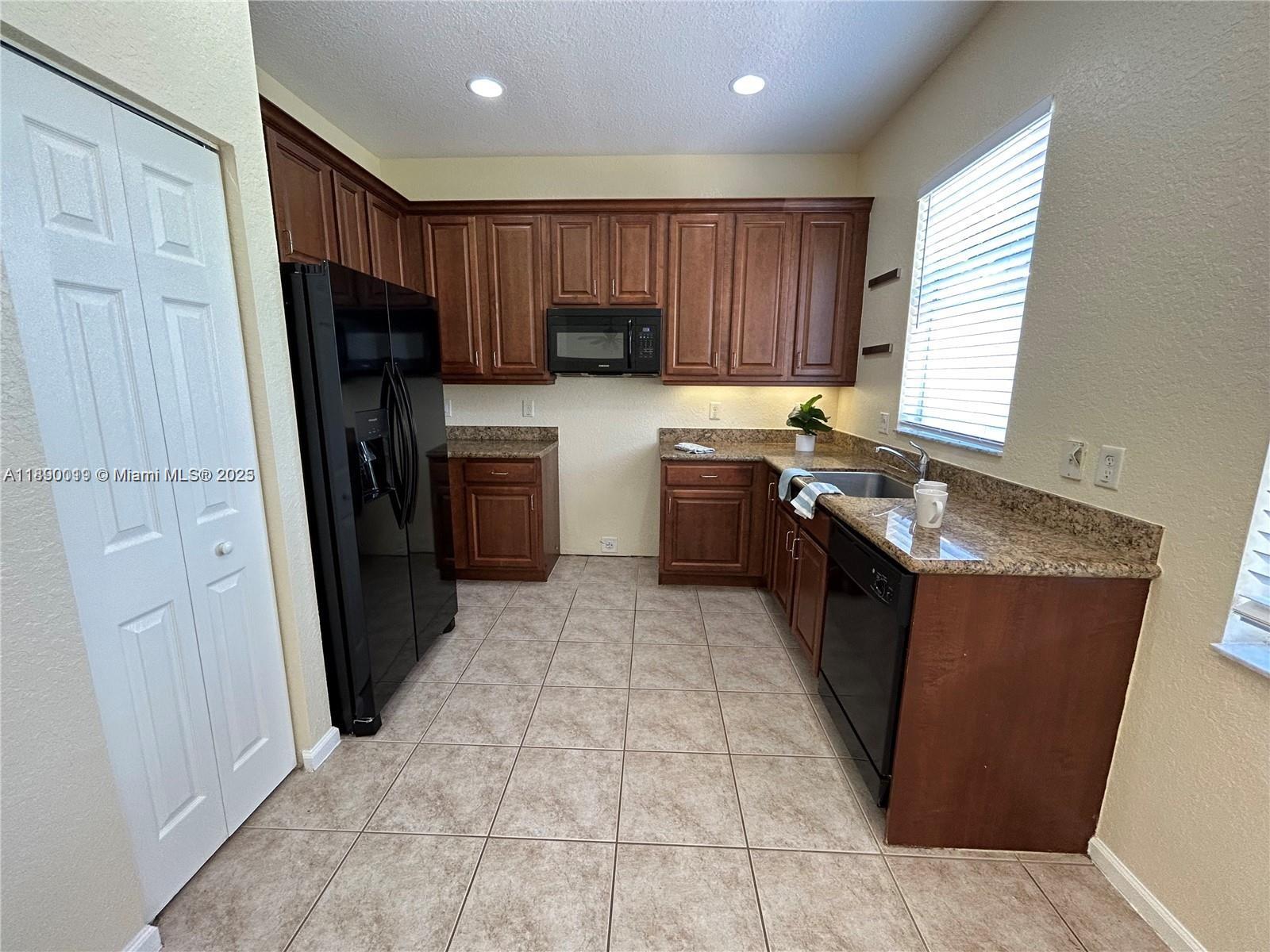 MINI ASSEMBLAGE PUD 1 - Residential Lease