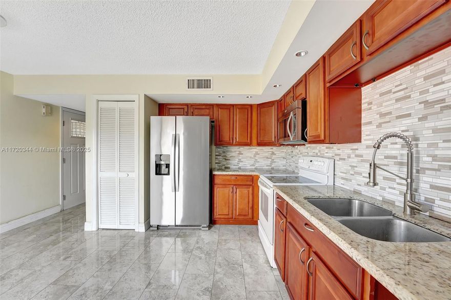JUST REDUCED!! SELLER  MOTIVATED!!!ADORABLE 2 BED AND 2.5 BATH TOWNHOUSE LOCATED JUST1.5 MILES FROM THE BEAUTIFUL POMPANO BEACH, RESTAURANTS, SHOPPING AND MANY MORE ENTERTAINMENTS OPTIONS NEARBY. THIS HOUSE OFFER A LARGE LIVING ROOM FACING A CUTE BACK PATIO, VERY SPACIOUS KITCHEN, YOU CAN APPRECIATE YOUR MORNING BREAKFAST AT THE FRONT PRIVATE PATIO!! A LARGE BALCONY ON THE PRIMARY BEDROOM FEATURES A PRIVATE POOL VIEW.
WASHER AND DRYER IN THE UNIT. NEW WATHER HEATER, NEW ROOF. CAN LEASE AFTER 1 YEAR OF OWNERSHIP.