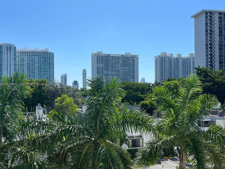 Very spacious 1 bedroom apartment with large balcony. Livingroom area is large with plenty of natural light. Nice & relaxing view from the balcony. The building has great amenities including pools, fitness center, tennis courts, basketball court, BBQ area, 24-hour security guards. Excellent location with access to shopping, dining, entertainment and major highways.