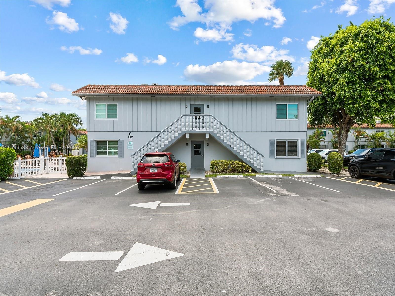 Convenient 1st floor, lovely pool & garden view. Community has a lovely pool, clubhouse, shuffleboard, BBQ's & plenty of parking. Minutes from Wilton Drive, Publix, Restaurants, & local hotspots.