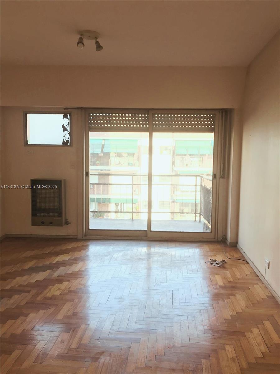 Large external Sudio divisible with a balcony facing the street with plenty natural light.
Only three apartments per floor, offering privacy and tranquility and approved for professional use.
All wooden floors in the main area; ceramic flooring in the bathroom and kitchen
Excellent location with easy access to public transportation and subway
Situated near the Schools of Medicine, Dentistry, Ophthalmology, and Pharmacy.
Low maintenance with individual meters for gas and electricity