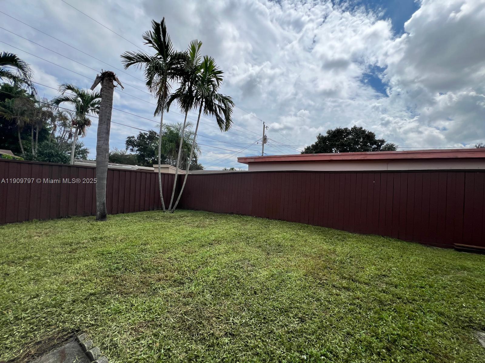 HOLLYWOOD HILLS - Residential Lease