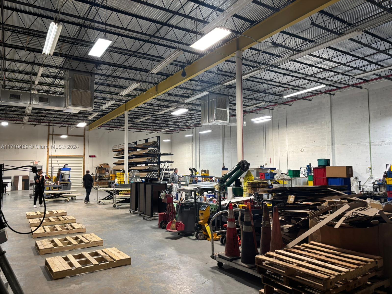 NEAR MIAMI INTERNATIONAL AIRPORT - OPTION TO LEASE INDIVIDUALLY OR COMBINE. +/- 6,600 SF expansive space with high ceilings and fully functioning AC. Can be leased individually or combined with #4242, #4237-A, and #4250 for a total of 26,134 SF.