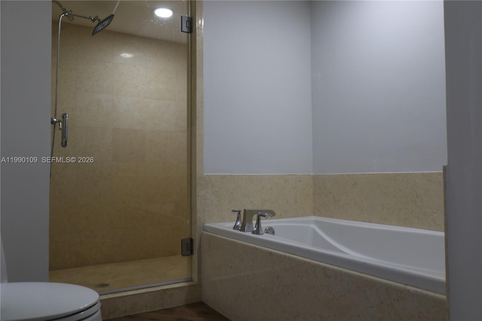 TURNBERRY VLG NO TOWER CO - Residential Lease