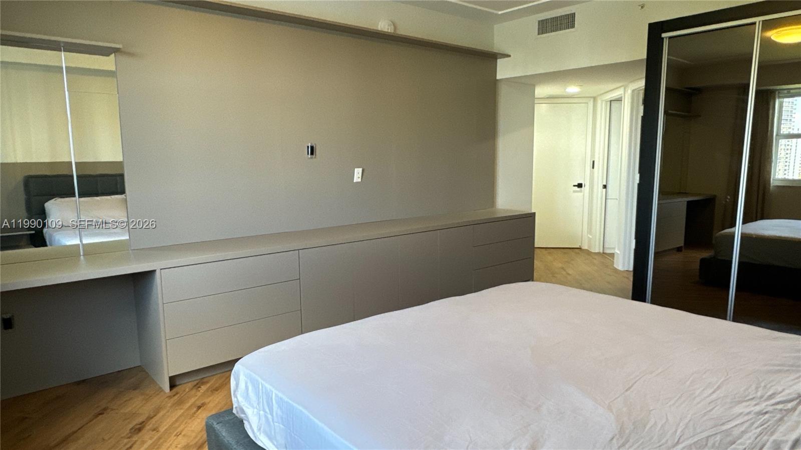 TURNBERRY VLG NO TOWER CO - Residential Lease