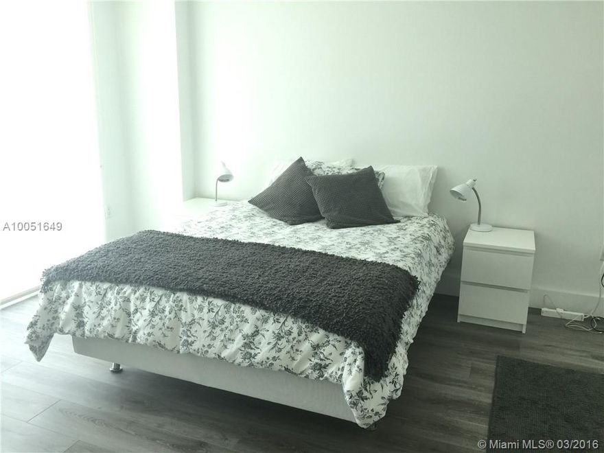 NICE FURNISH 1/1 UNIT FOR RENT. STAINLESS STEEL APPLIANCES. WALKING DISTANCE FROM BRICKELL FINANCIAL AREA, RESTAURANTS, SHOPS AND METRO MOVER STATION. EASY TO SHOW.