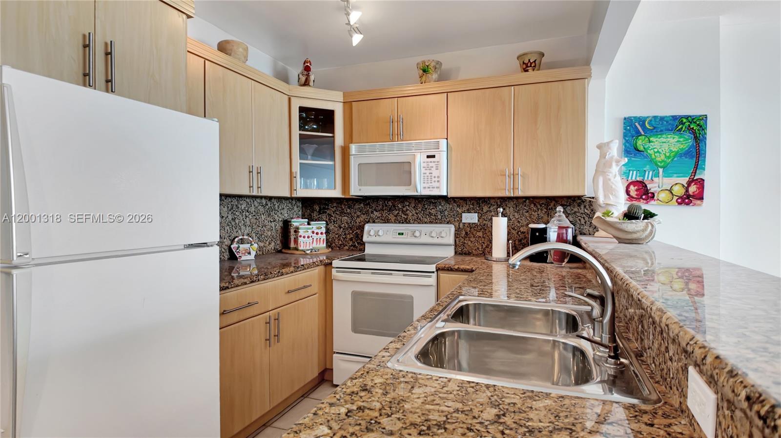 5601 Collins Ave 711