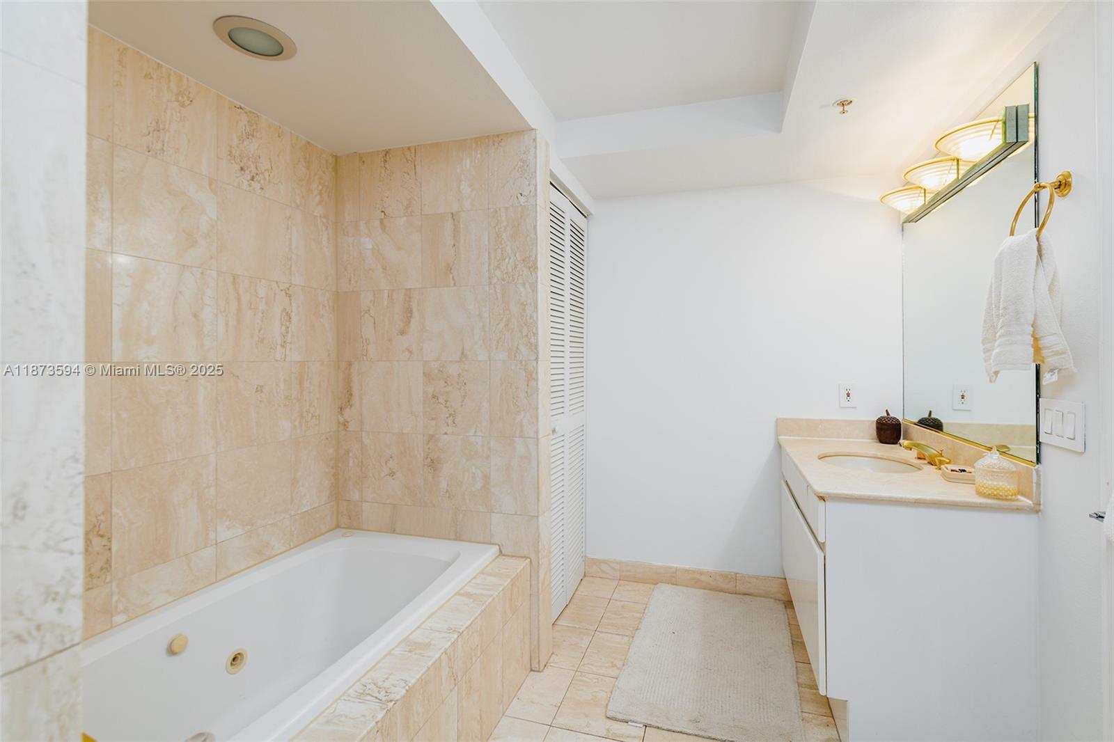 SUNSET HARBOUR SOUTH COND - Residential