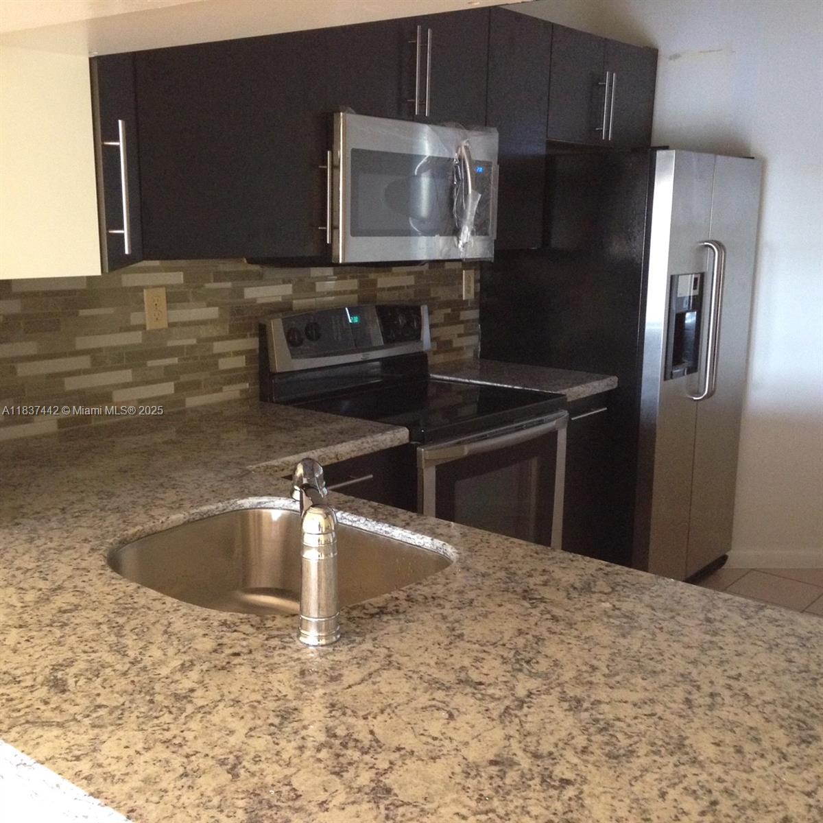 2/2 Condo in Tradewinds. Upgraded Kitchen with Stainless steel appliances and granite counter top, tilethroughout, washer/dryer, close to shopping centers, turnpike, casino.