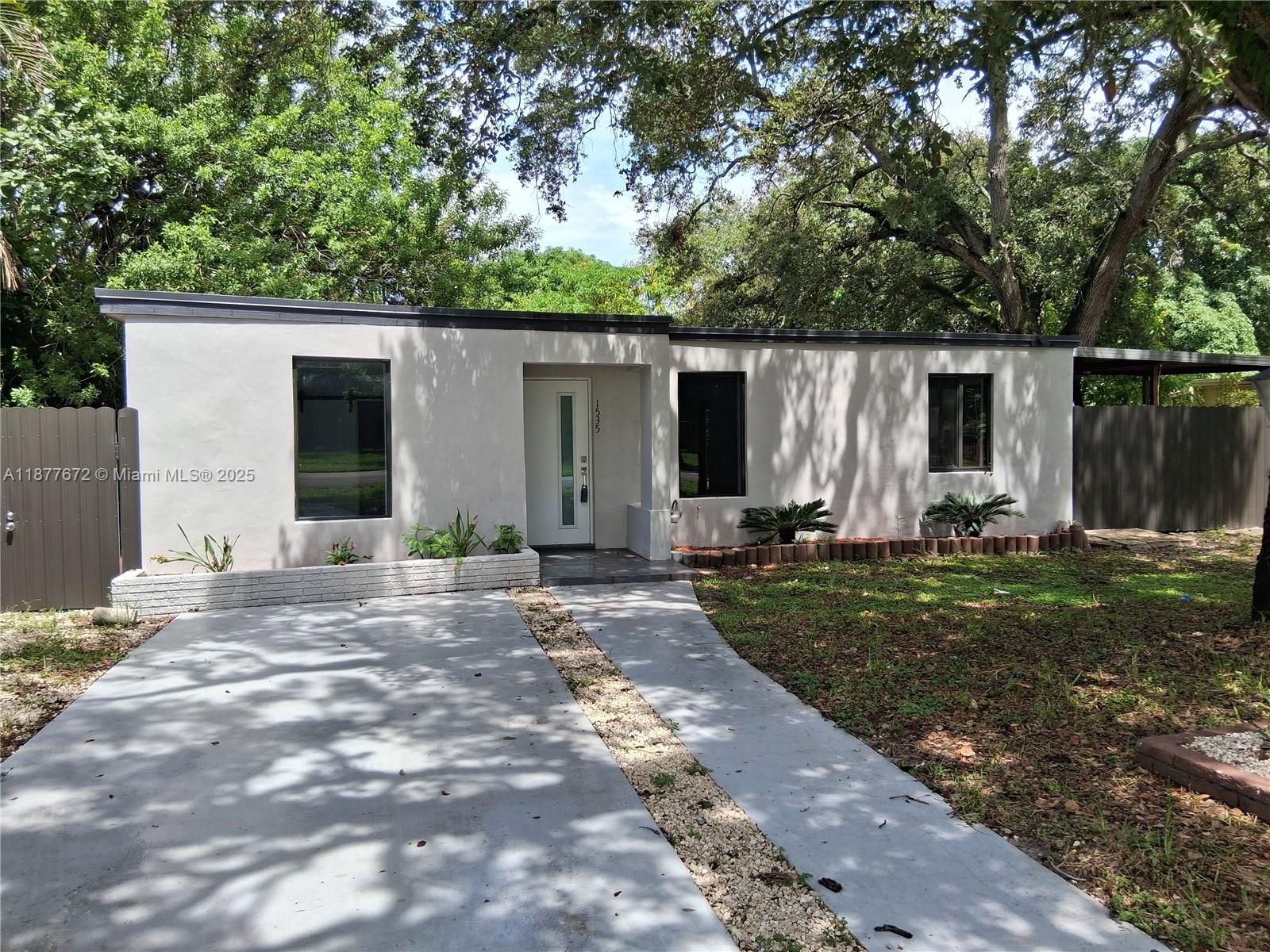 ***LOCATION***LOCATION*** Confortable 4/3-Mother in Law eficiency-Remodeled sust.-Patio-Full of vegetation-Beautiful gazebo to share with the family-Enchanted Forest Elaine Gordon Park-Along the beautiful 135 St-Reach the beautiful bay by bike-Parking for 4 cars or boat-Convenient access to marinas-Minutes of Aventura Mall/Bay Harbor/Miami Beach/FIU-***ENJOY THE BENEFIT OF SERENE NEIGHBORHOOD***