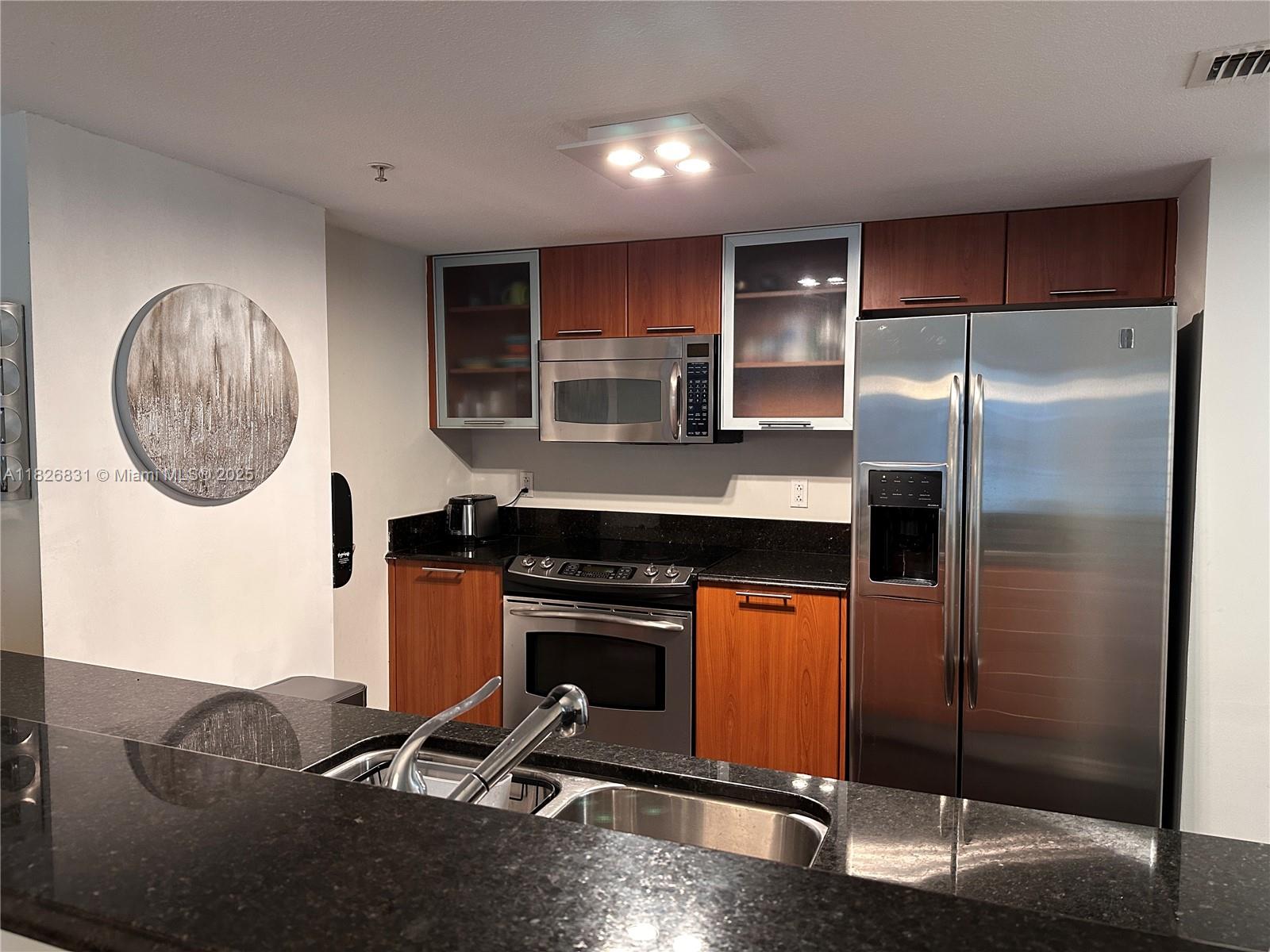 1800 CLUB CONDO - Residential Lease