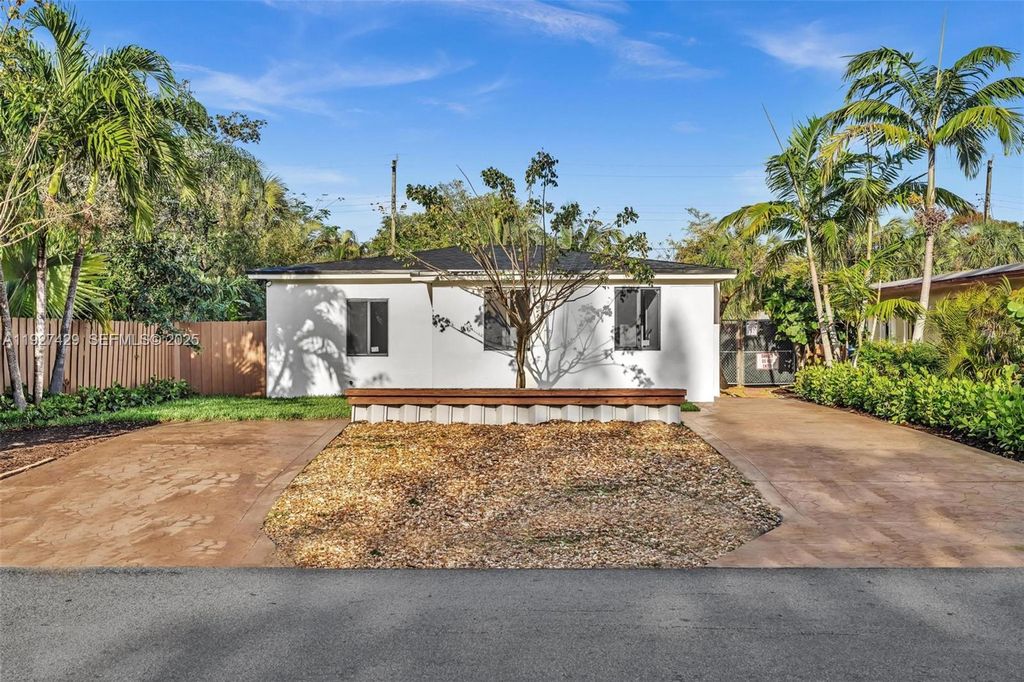 Photo of 1123 NE 1st Ave, Fort Lauderdale, FL 33304 (MLS # A11927429)