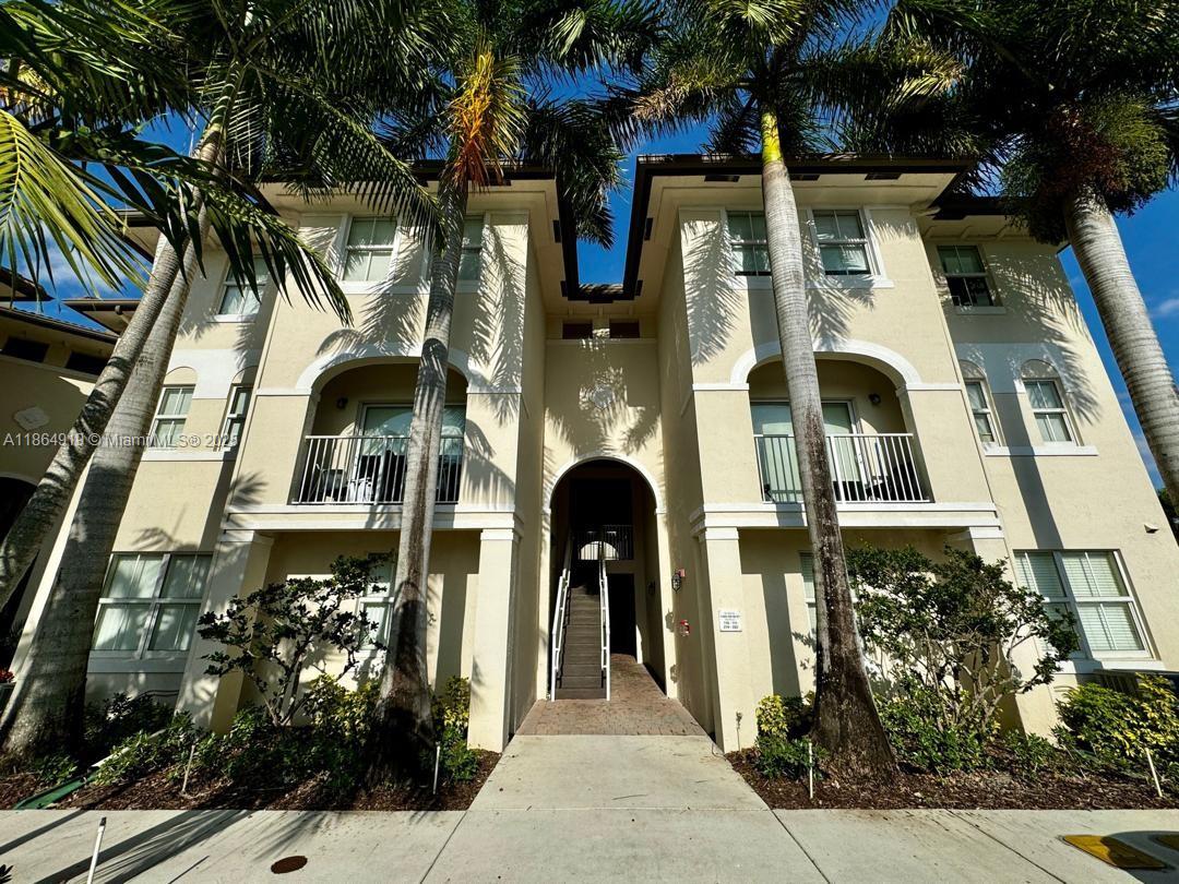 St. Moritz at Doral, first floor unit 3 bedroom 2 baths. Kitchen features open space. to dining and living room. This well-located home features generous living spaces, assigned parking, and a secure, welcoming community. Unit
is conveniently located close to Dr. Toni Bilbao K-8 School, Ronald Reagan Senior High School, and Doral Legacy
Park.