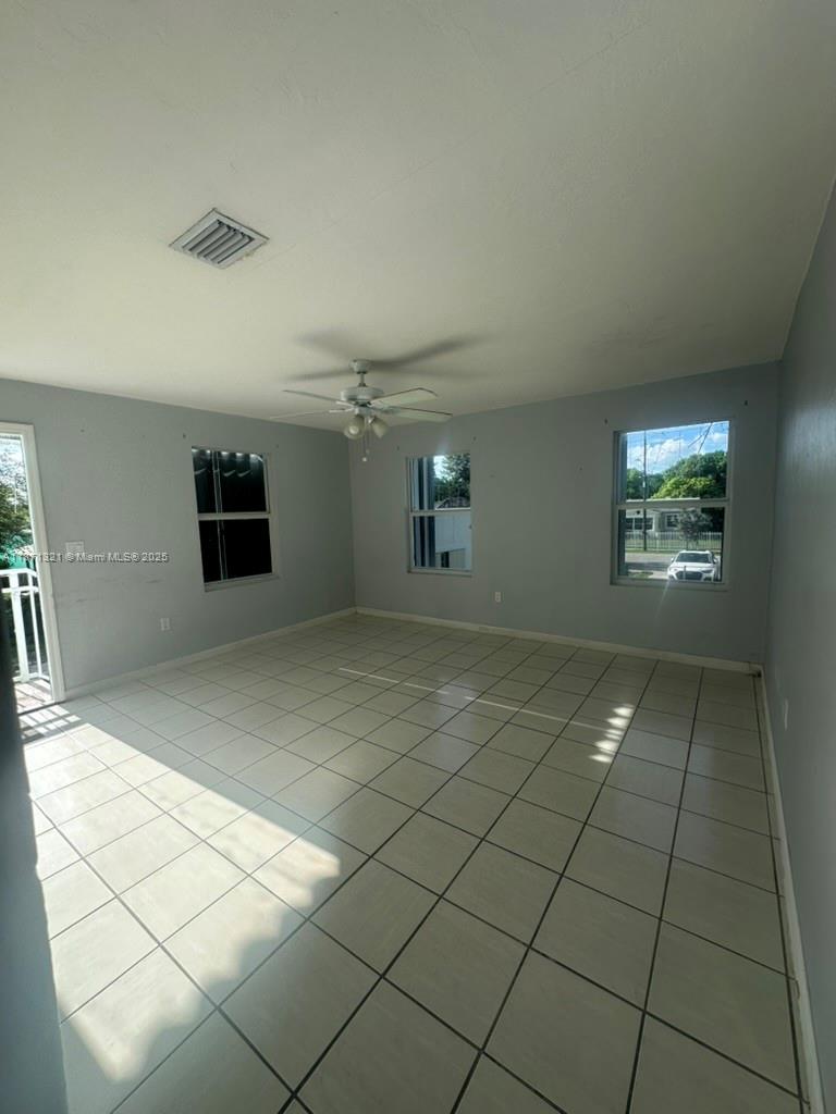 Nice duplex with 2 bedroom and 1 bathroom, good location close to downtown, brickell, the beach, design district, restaurants and more. Perfect for those seeking a functional and confortable. Washer and dryer outside the unit.