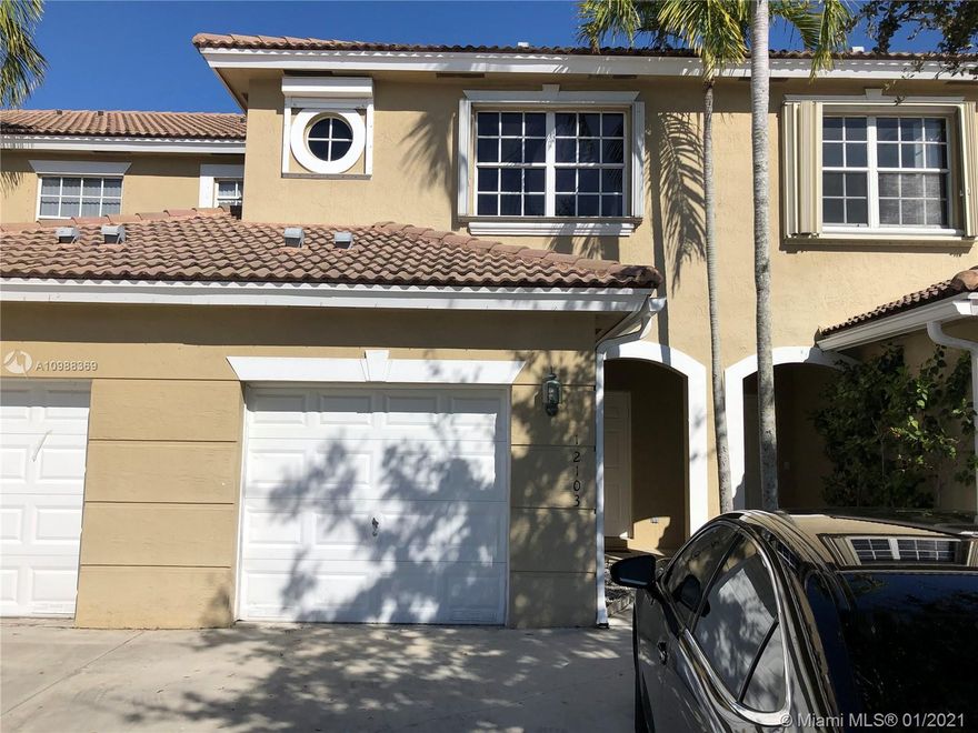 SPACIOUS 3 BEDROOM TOWNHOUSE WITH GARAGE. CLOSE TO SCHOOLS, MALL, DINING AND MAJOR ROADS. FIRST FLOOR IS ALL TILED, SECOND FLOOR LAMINATE. FRESHLY PAINTED. WASHER AND DRYER IN UNIT. ACCORDION SHUTTERS. NEWER SS APPLIANCES. PETS OK. SEE BROKERS REMARKS FOR SHOWING INSTRUCTIONS