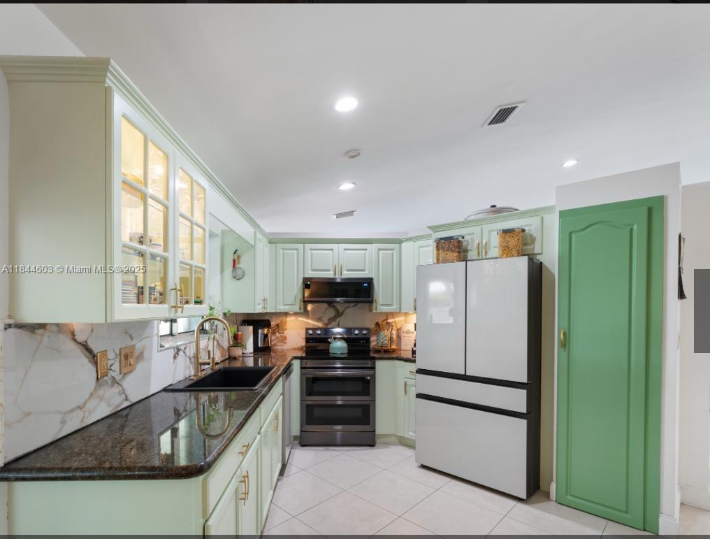 COUNTRY WALK WEST SEC 1 - Residential Lease