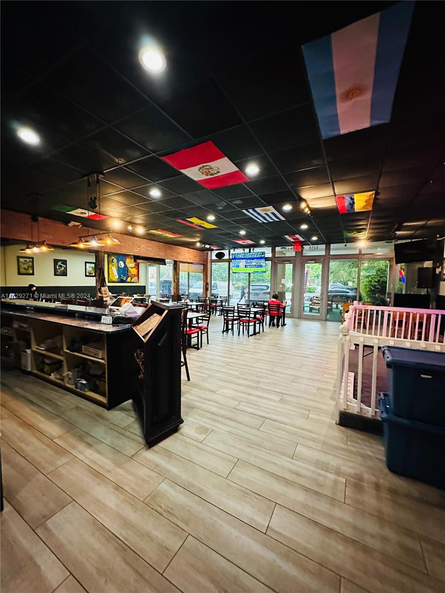 Restaurant with Liquor License