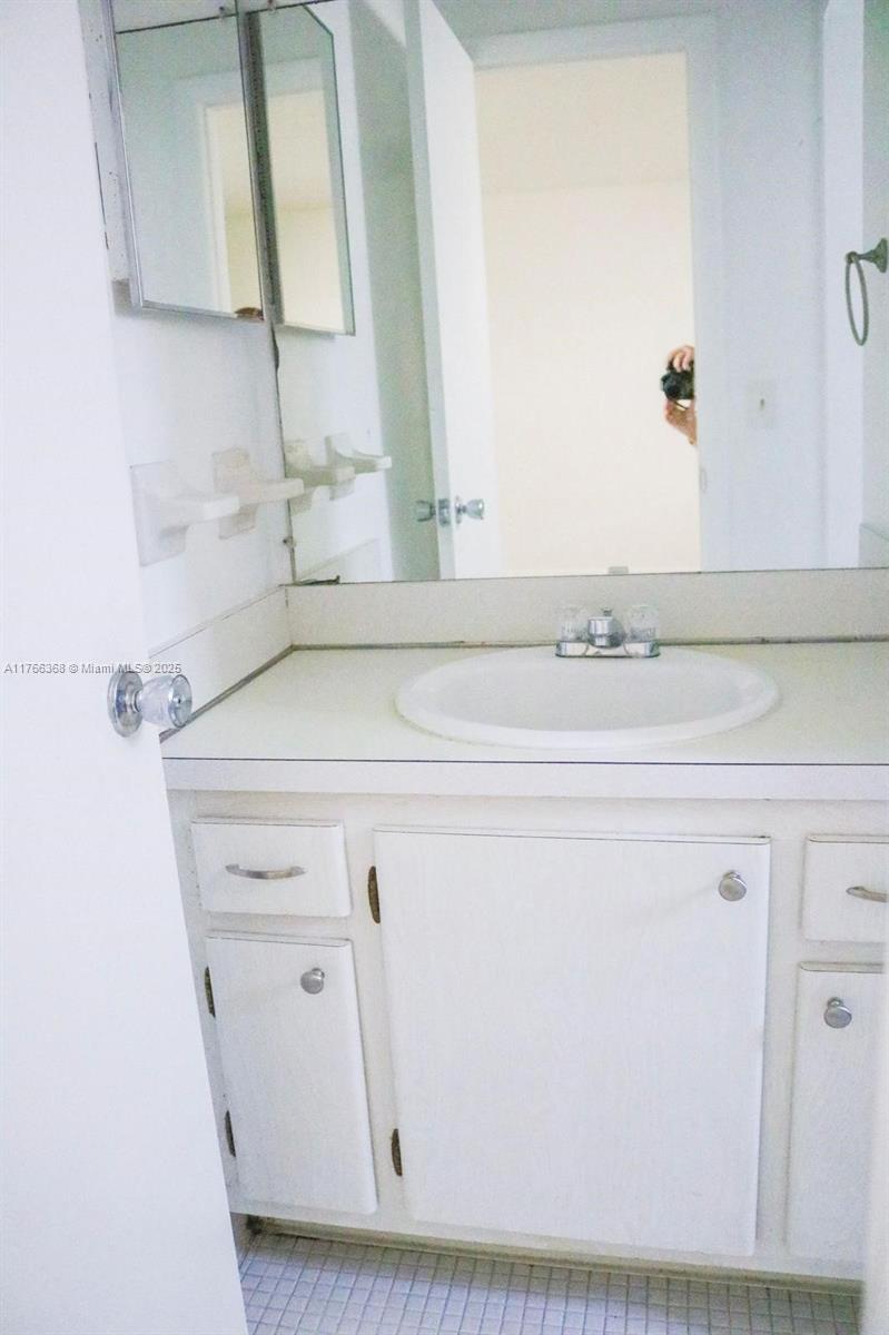 VILLAGE ROYALE CONDO 6 - Residential Lease