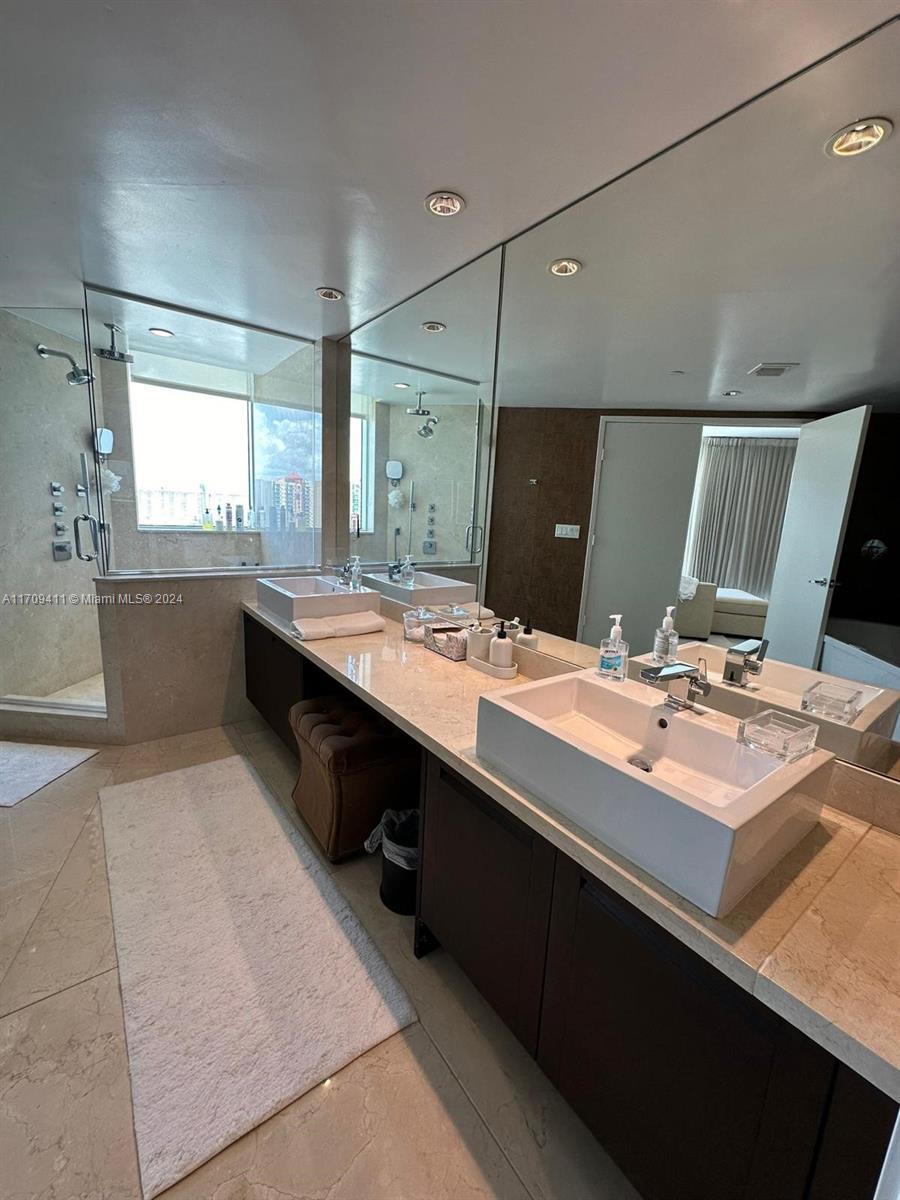 ST TROPEZ ON THE BAY II C - Residential Lease