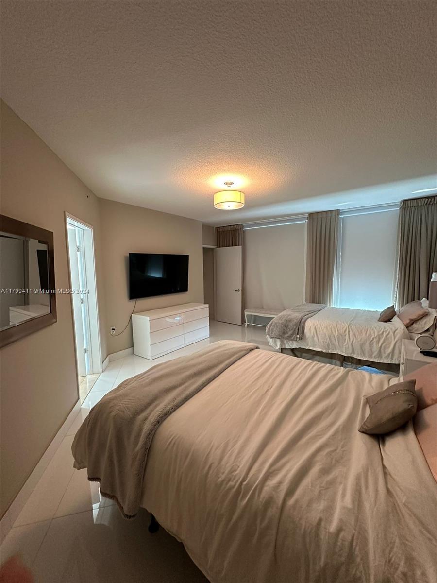 ST TROPEZ ON THE BAY II C - Residential Lease