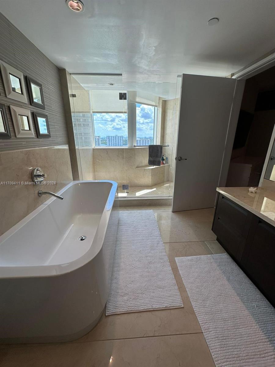 ST TROPEZ ON THE BAY II C - Residential Lease