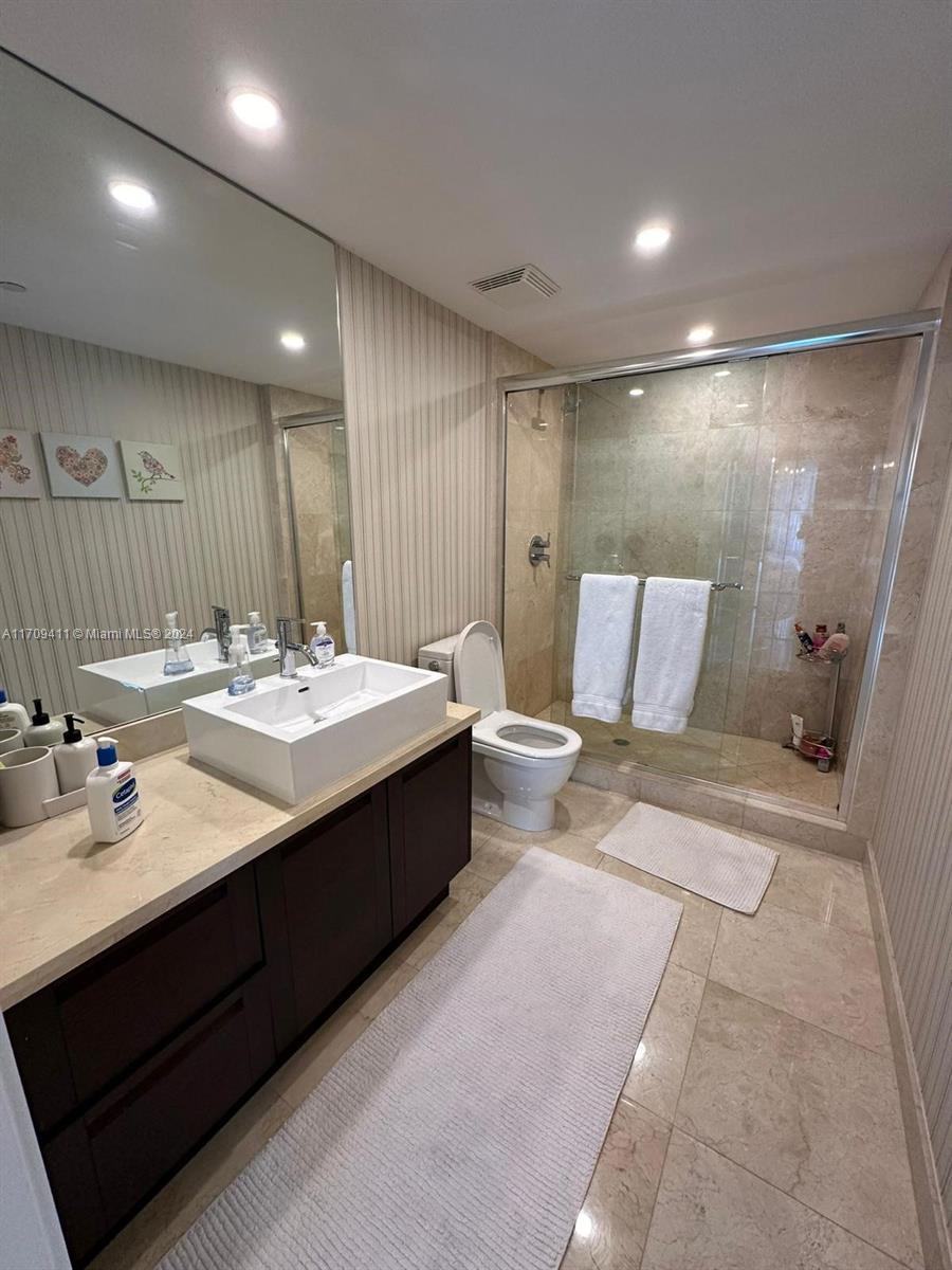 ST TROPEZ ON THE BAY II C - Residential Lease