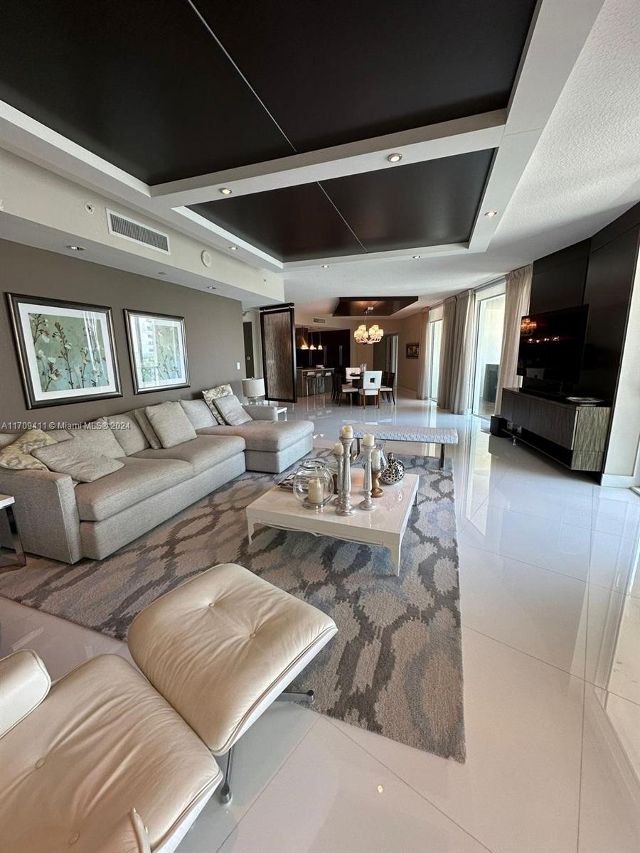 ST TROPEZ ON THE BAY II C - Residential Lease