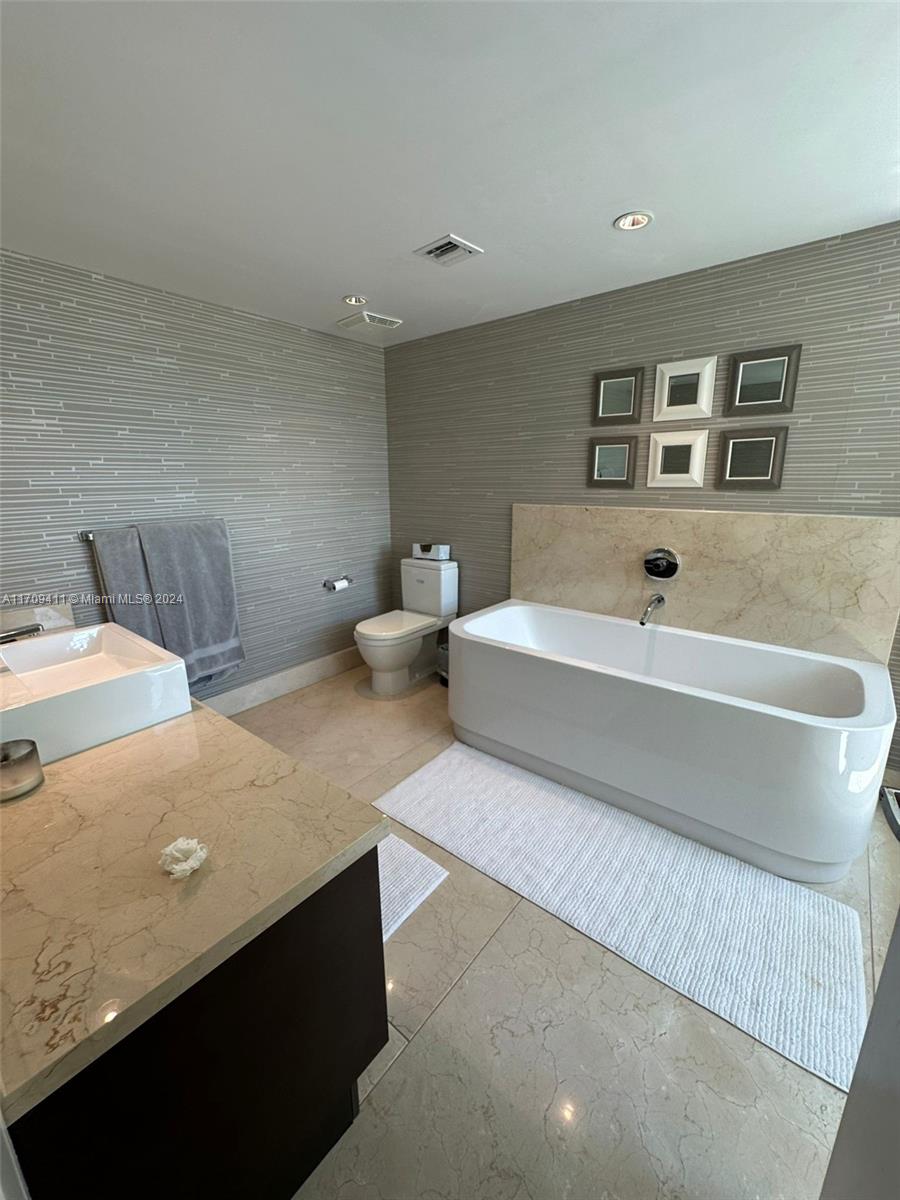 ST TROPEZ ON THE BAY II C - Residential Lease