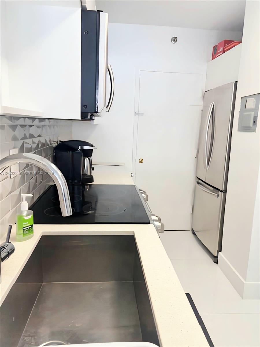 THE DECOPLAGE CONDO - Residential Lease