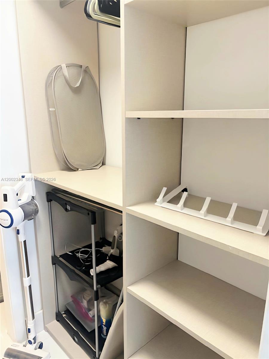 THE DECOPLAGE CONDO - Residential Lease