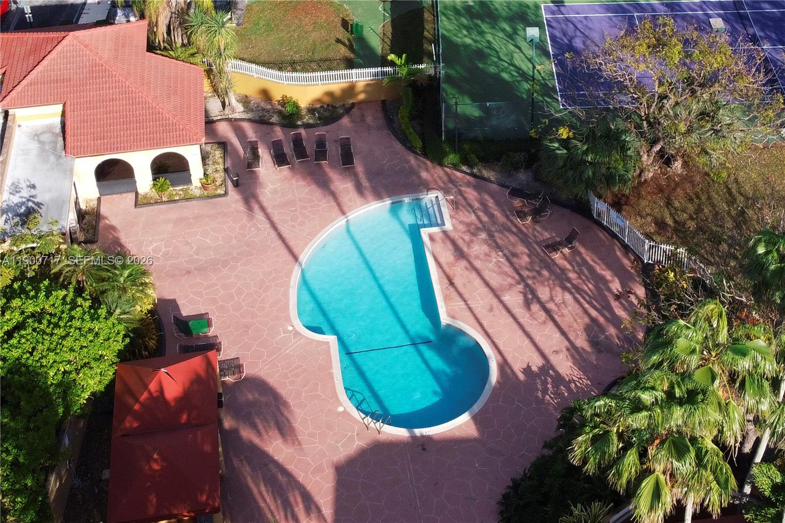 THE COURTS AT KENDALL CON - Residential