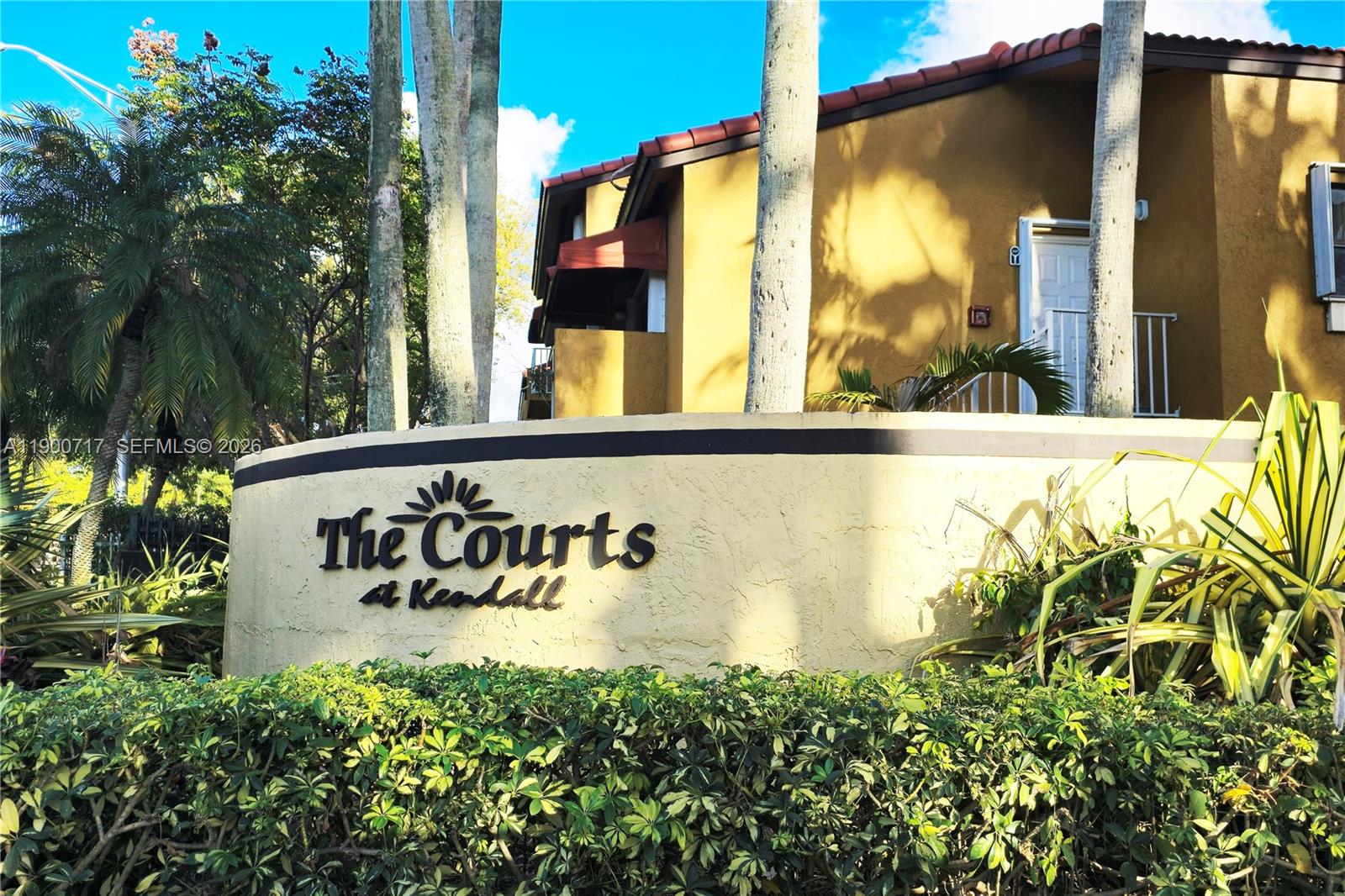 THE COURTS AT KENDALL CON - Residential