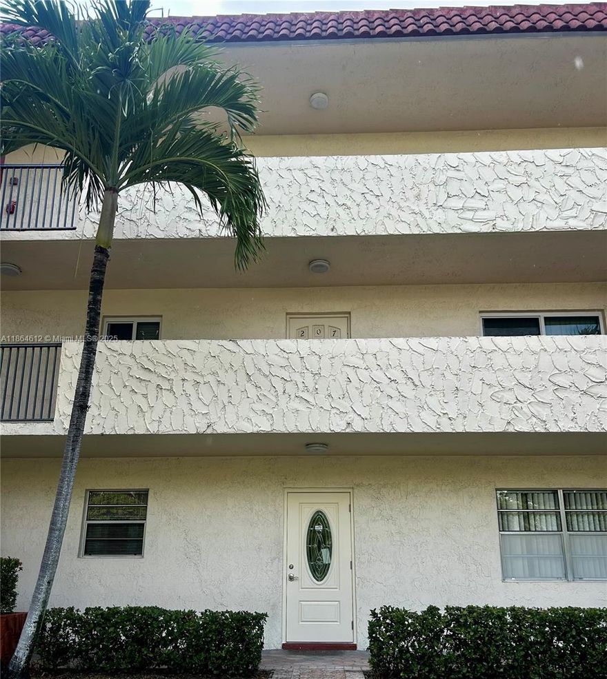 Much sought after PHASE 6 BEAUTIFULLY MAINTAINED LARGE 2BR/2BA! First floor unit with parking directly in front. ADA accessible with widened walkway.  Newer ceramic tile throughout, washer, dryer, new A/C. Large eat-in-kitchen,  walk-in closets in both bedrooms, access to the pool from screened patio, just off of 14th Tee on Par 3 course. FREE golf (except cart fees) on two 18 hole courses. Hollybrook amenities include Restaurant, Billiard Room, Bbq/Picnic Area, Clubhouse, Courtesy Bus, Exercise Room, Pool, Library, Putting Green,  Shuffleboard, Tennis, Pickle Ball, Vehicle Wash Area, Electric Car Charging Station. REC FEE PAID IN FULL   55+ community.