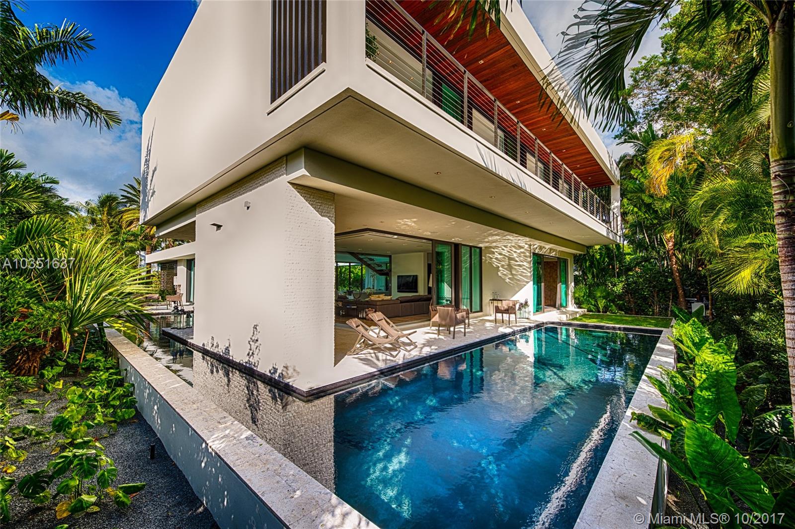 Brand new construction on prestigious Sunset Island #1. Modern 4,900 SQ FT on a 10,800 SQ FT lot. 6
bedrooms, 6 full baths, 1 half bath. Heated pool, 2 car garage. Developed by Todd Michael Glaser and Incognito Ventures. Designed by Domo Studio