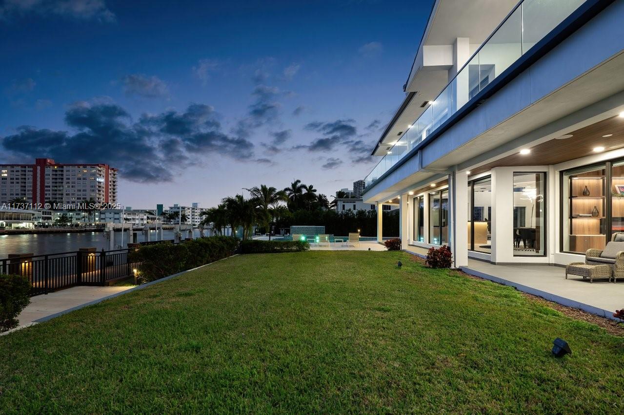 607 Palm Dr