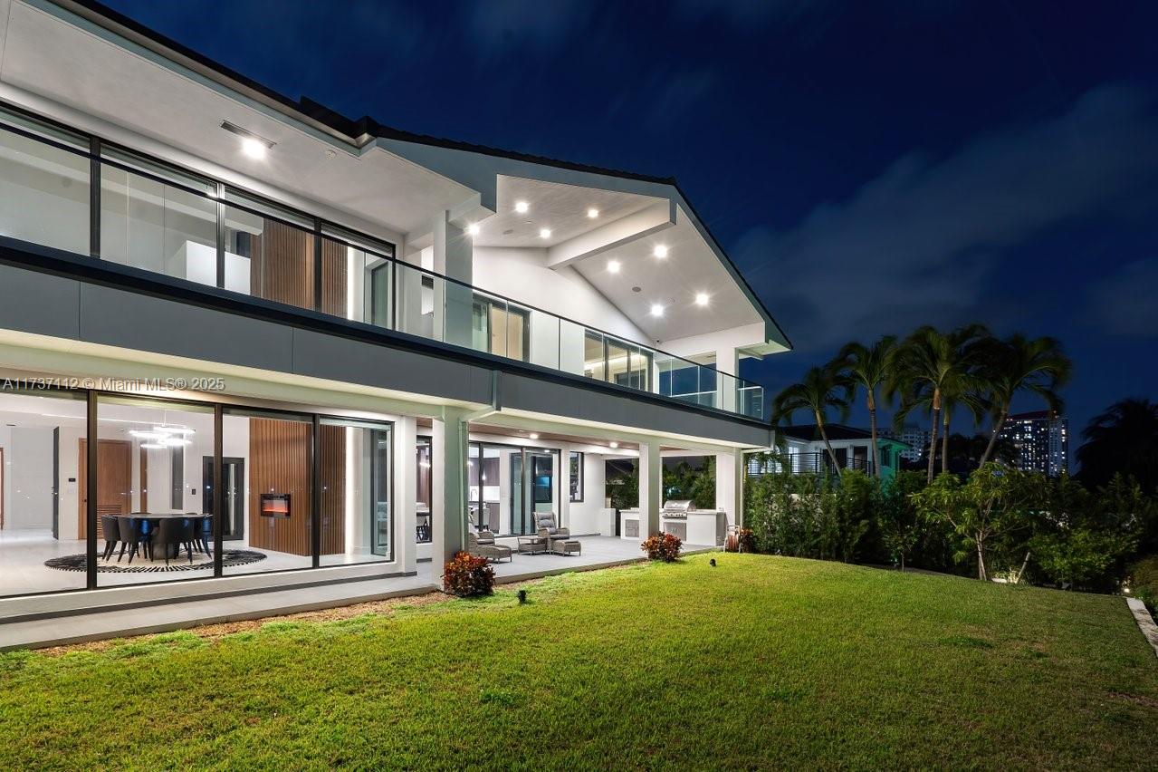 607 Palm Dr