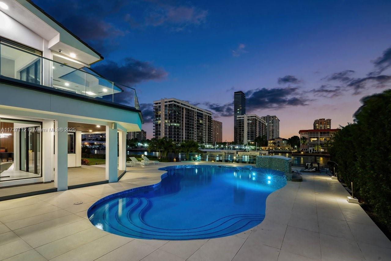 607 Palm Dr