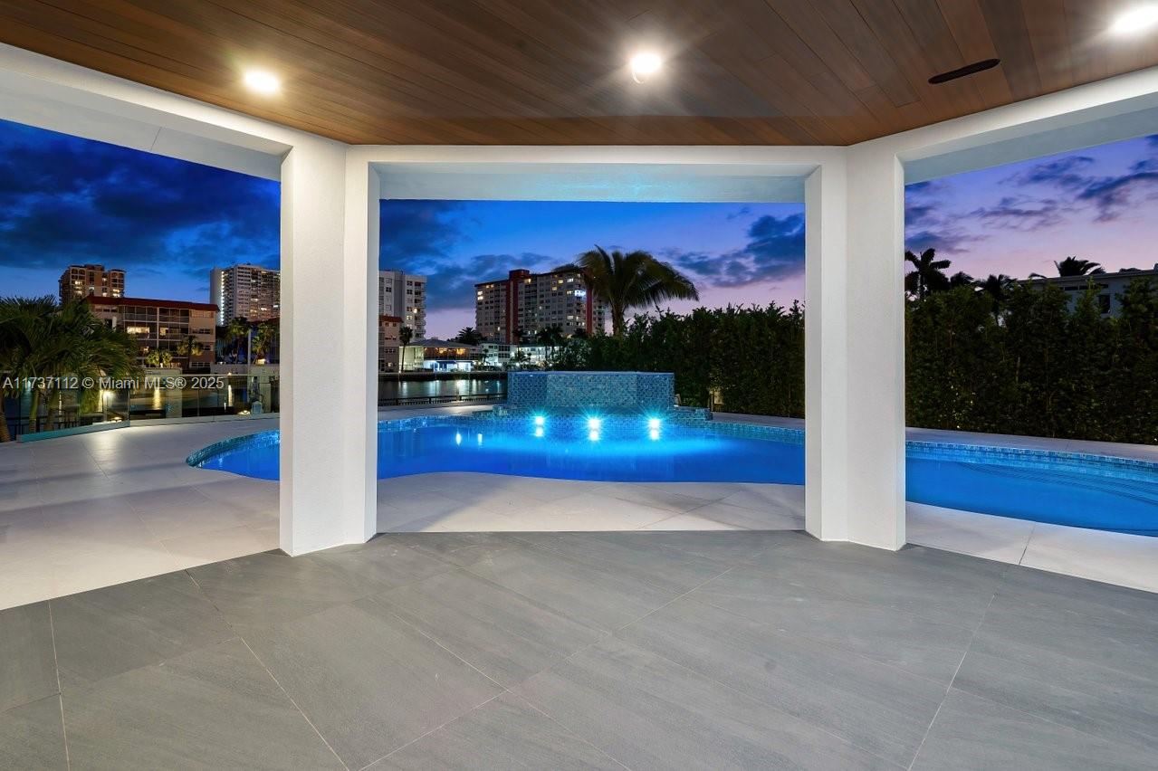 607 Palm Dr