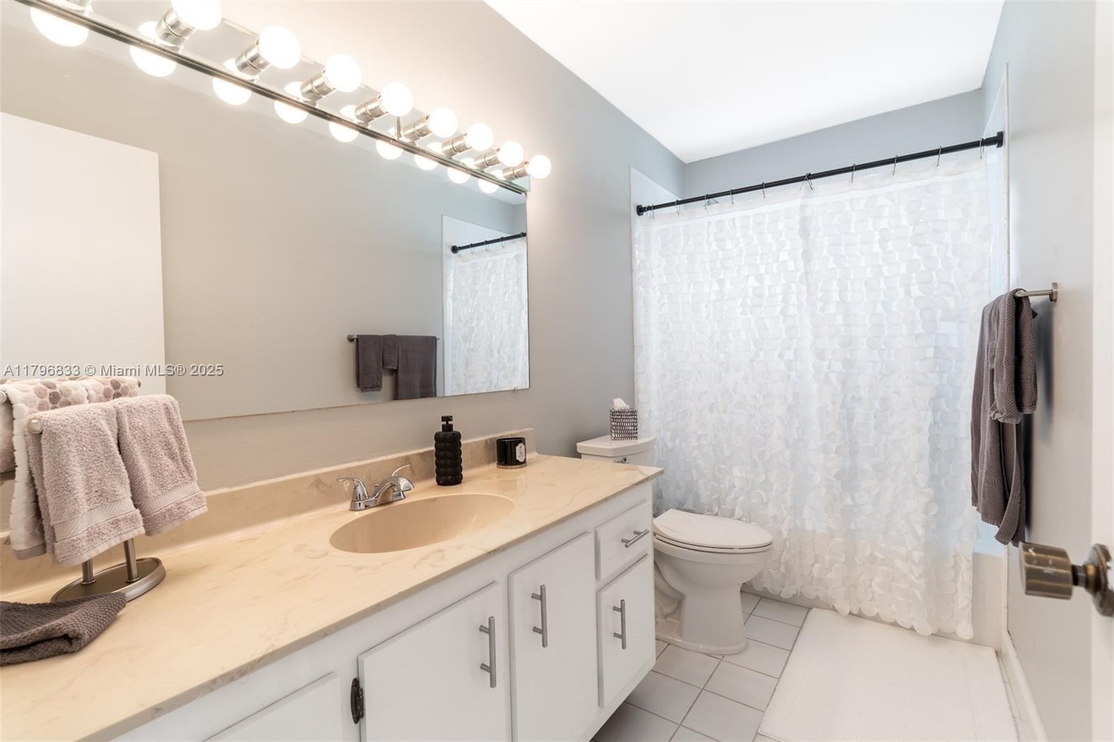 ISLA MERITA HOMES IX COND - Residential