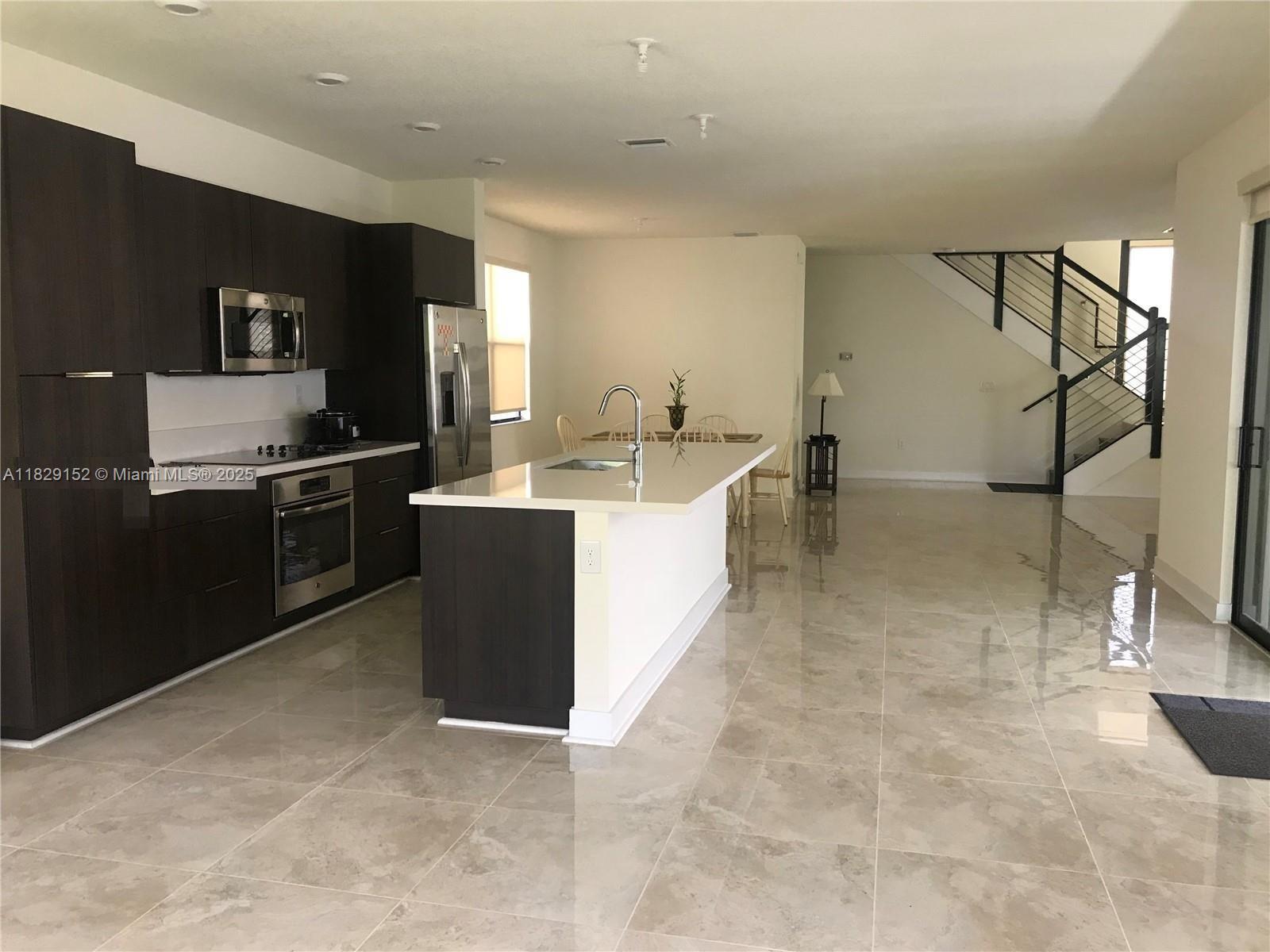 10348 NW 76th Ter