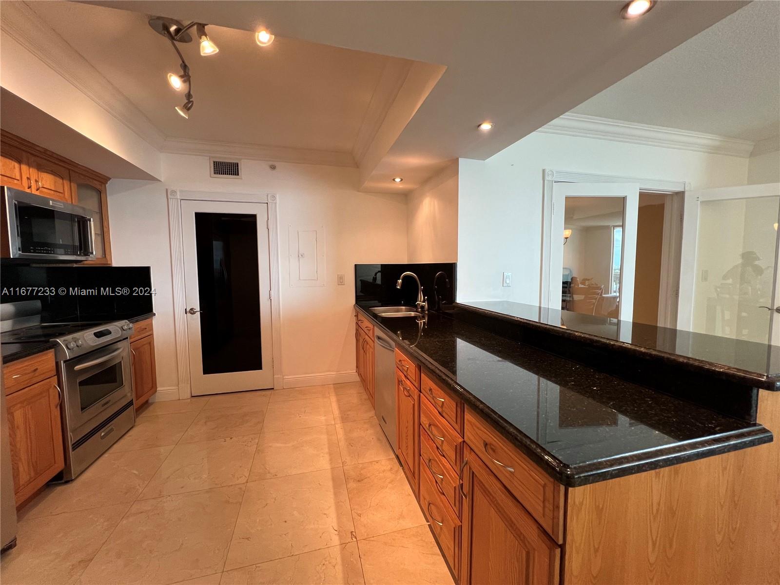 METROPOLIS I AT DADELAND - Residential