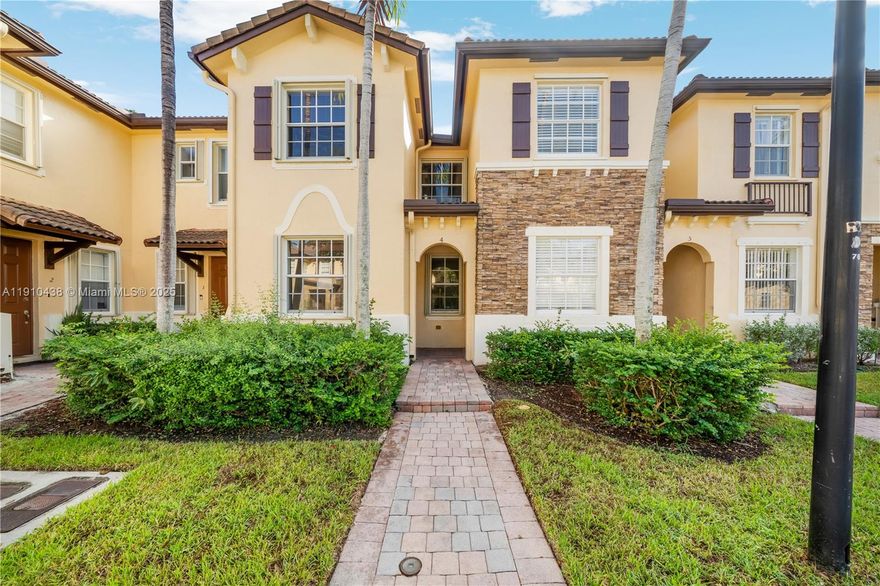 Very spacious Townhouse , very well maintained, has laundry and nice patio,  with access to amenities as landlord  already paid full access to the clubhouse that has a separate membership. Ready to move in and with only one month deposit. no evictions or criminal record allowed by Hoa rules and regulations as per landlord, tenant is responsible to verify.