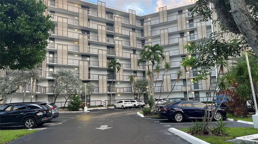 Beautiful Apartment in the heart of Aventura,... amazing views....new open concept kitchen with SS Appliances, Quartz Counter top, Ready to move in, Low HOA, centrally located, walking distance to Aventura Mall, Publix, CVS, and much more.. gated community... 55+ CALL NOW!!!