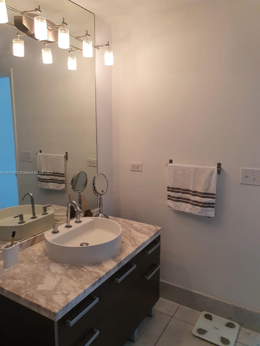 VIZCAYNE - Residential Lease