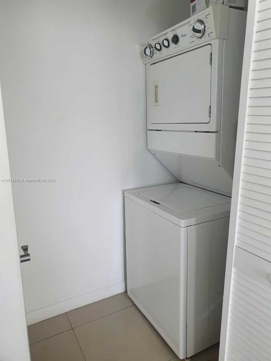 VIZCAYNE - Residential Lease