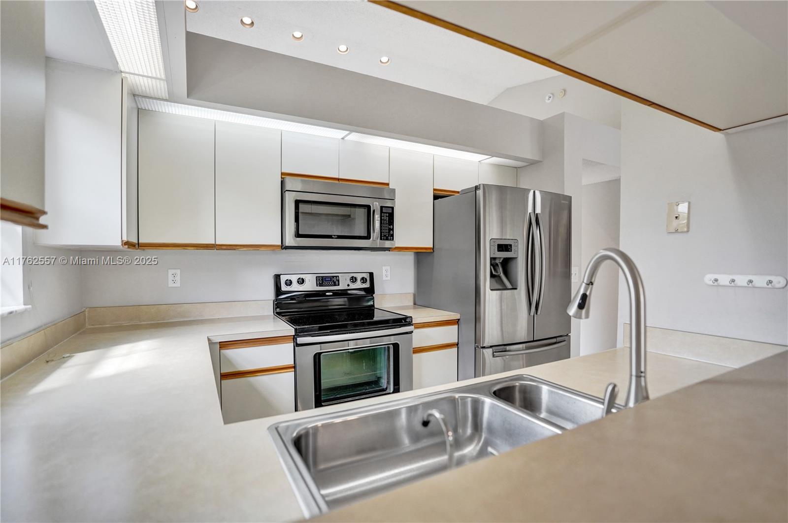 EMERALD POINTE 1 - Residential