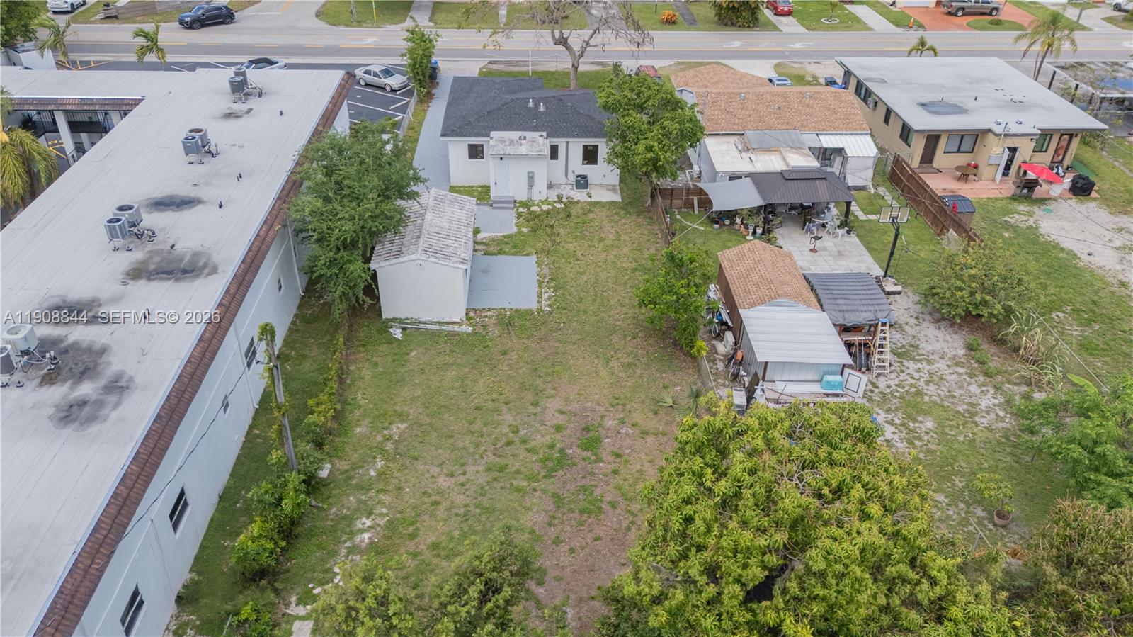 HOLLYWOOD LITTLE RANCHES - Residential