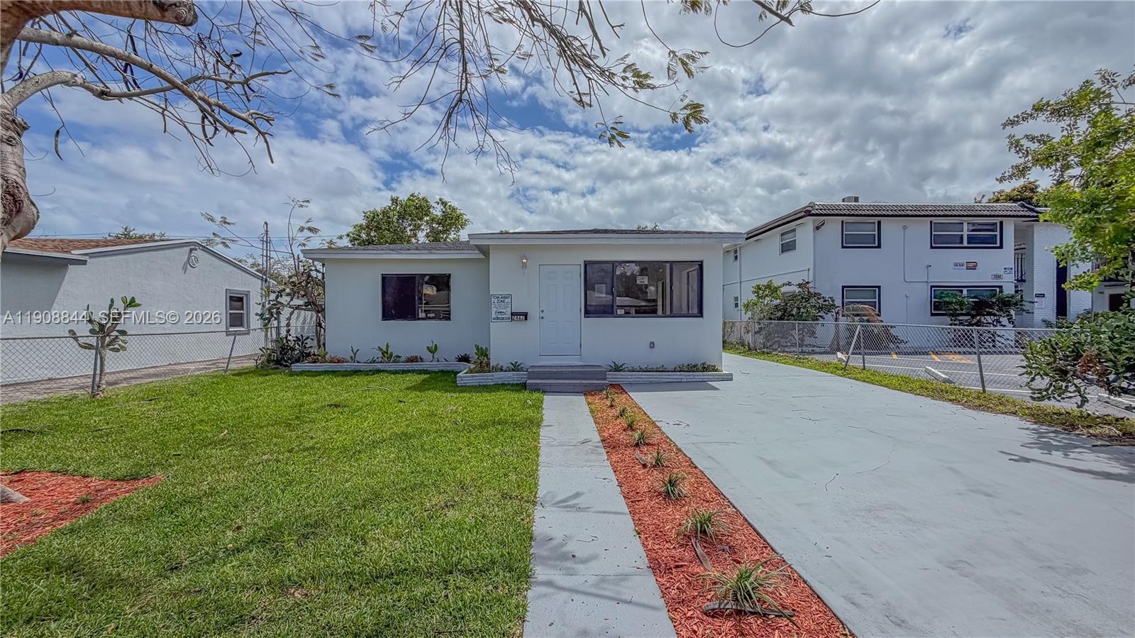 HOLLYWOOD LITTLE RANCHES - Residential