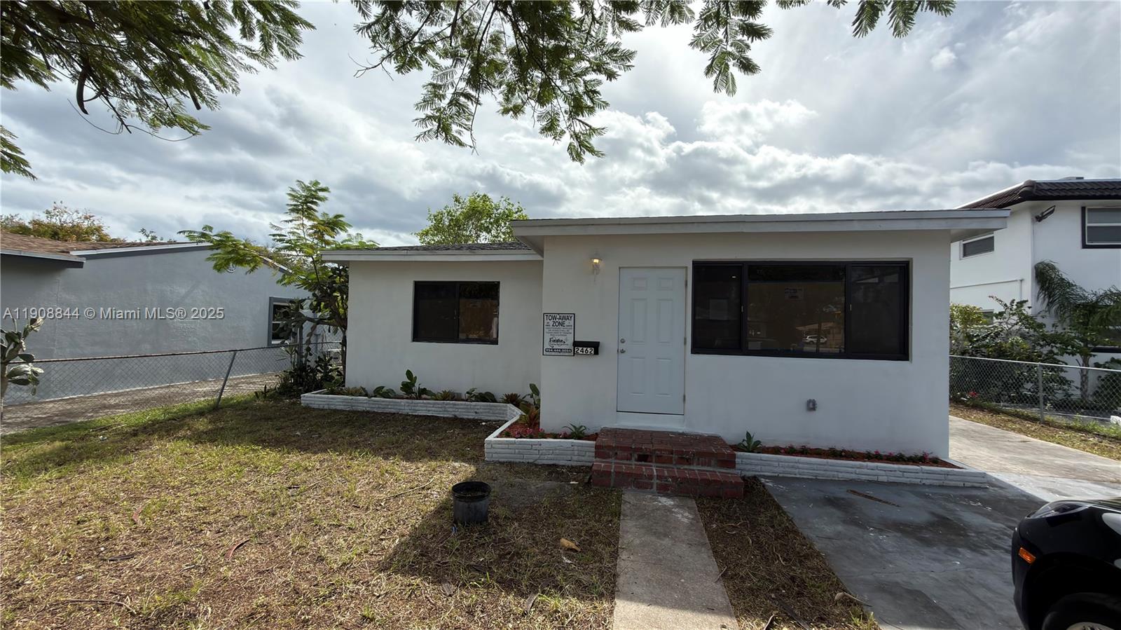 HOLLYWOOD LITTLE RANCHES - Residential