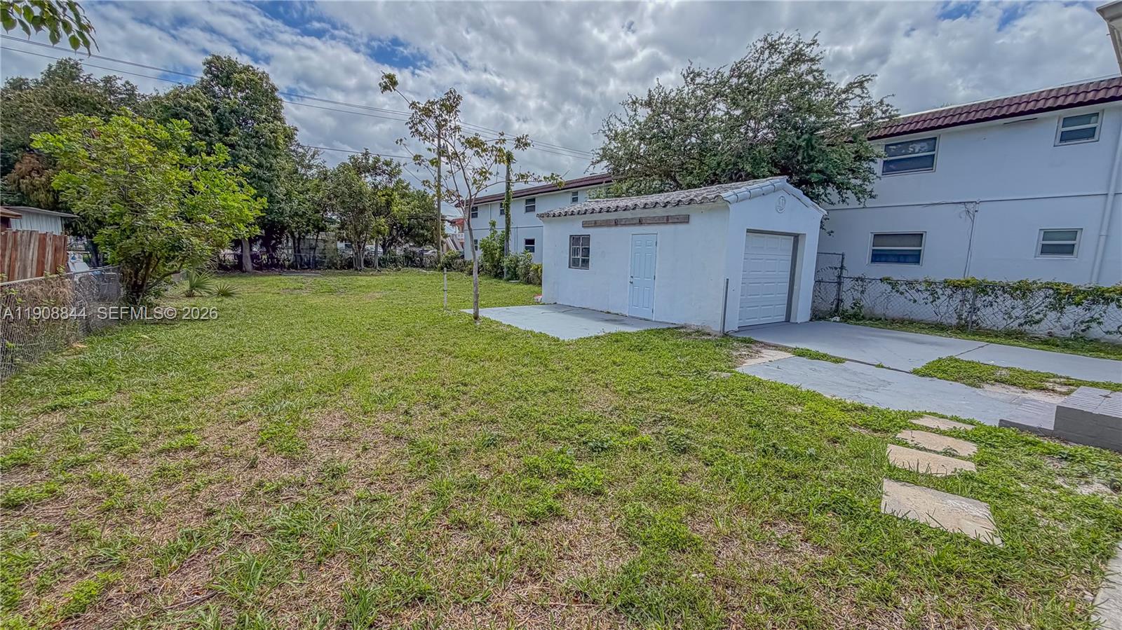 HOLLYWOOD LITTLE RANCHES - Residential
